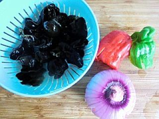【夏日小凉菜】---洋葱拌木耳的做法步骤：1