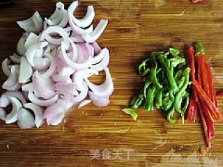 【夏日小凉菜】---洋葱拌木耳的做法步骤：2