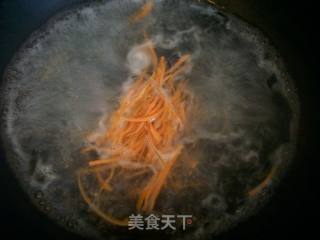 【夏日小凉菜】凉拌金针菇的做法步骤：2