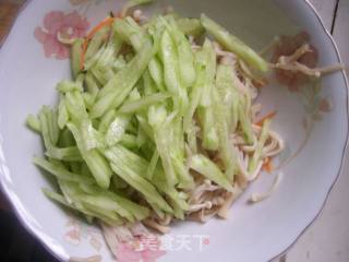 【夏日小凉菜】凉拌金针菇的做法步骤：4