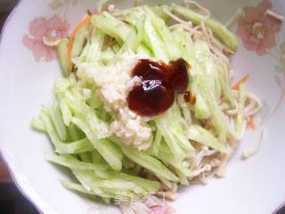 【夏日小凉菜】凉拌金针菇的做法步骤：6