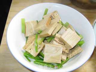 【夏日小凉菜】凉拌豆干的做法步骤：6