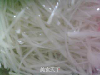 炝拌土豆丝的做法步骤：1