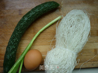 【夏日小凉菜】——凉拌粉丝的做法步骤：1