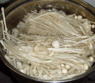 【夏日小凉菜】凉拌金针菇的做法步骤：1