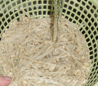 【夏日小凉菜】凉拌金针菇的做法步骤：2