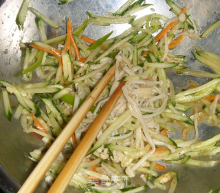 【夏日小凉菜】凉拌金针菇的做法步骤：5