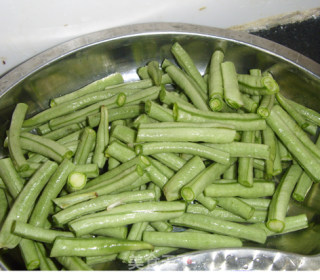 【夏日小凉菜】麻汁豇豆角的做法步骤：1