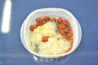 银耳莲子汤的做法步骤：1