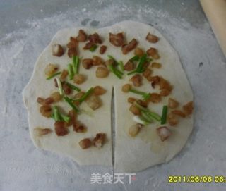 家常葱花油渣饼的做法步骤：8