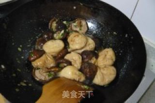 油面筋烧香菇的做法步骤：4