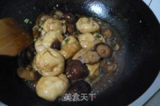 油面筋烧香菇的做法步骤：5