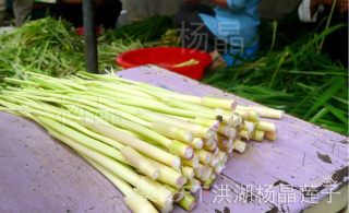 洪湖杨晶莲子自家厨房家常菜----黄骨鱼煮蒿草的做法步骤：1
