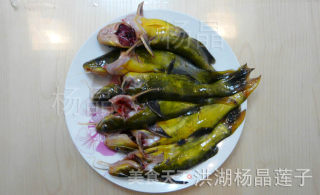 洪湖杨晶莲子自家厨房家常菜----黄骨鱼煮蒿草的做法步骤：2