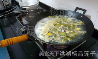 洪湖杨晶莲子自家厨房家常菜----黄骨鱼煮蒿草的做法步骤：4