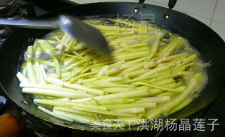 洪湖杨晶莲子自家厨房家常菜----黄骨鱼煮蒿草的做法步骤：5