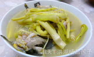洪湖杨晶莲子自家厨房家常菜----黄骨鱼煮蒿草的做法步骤：7