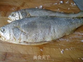 油炸小黄鱼的做法步骤：2