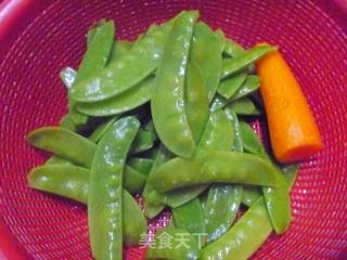 【夏季小凉菜】清脆爽口---凉拌荷兰豆的做法步骤：1