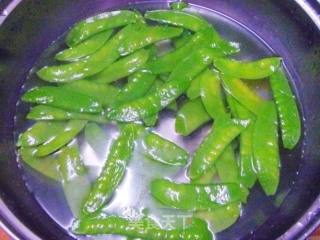 【夏季小凉菜】清脆爽口---凉拌荷兰豆的做法步骤：2