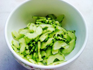 【夏日小凉菜】青瓜拌海蜇的做法步骤：3