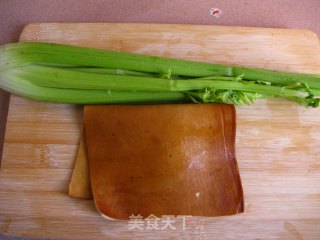西芹拌豆干的做法步骤：1