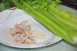 [夏日小凉菜]。。。。鸡丝芹菜沙拉的做法步骤：1