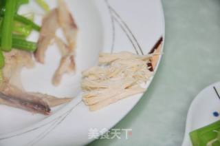 [夏日小凉菜]。。。。鸡丝芹菜沙拉的做法步骤：5