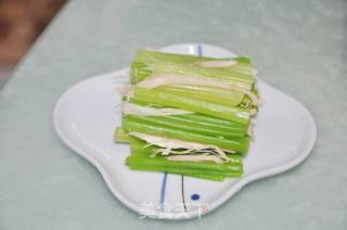 [夏日小凉菜]。。。。鸡丝芹菜沙拉的做法步骤：6