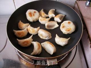 土豆鲜肉煎饺的做法步骤：6