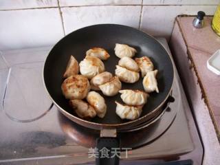 土豆鲜肉煎饺的做法步骤：8
