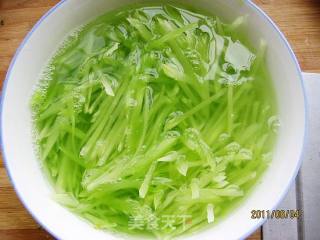 葱油莴笋的做法步骤：2