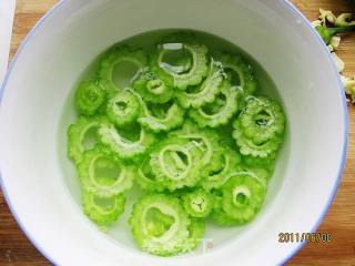 橙香银耳浸苦瓜的做法步骤：1