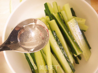 【夏日小凉菜】---甜汁辣瓜条儿的做法步骤：5