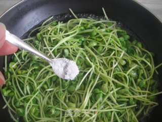 [夏日小凉菜]－－蒜蓉黑豆芽的做法步骤：3