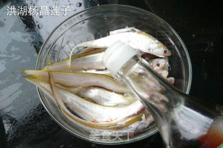 清煎毛花鱼  细嫩鲜滑 酥脆爽口的做法步骤：2
