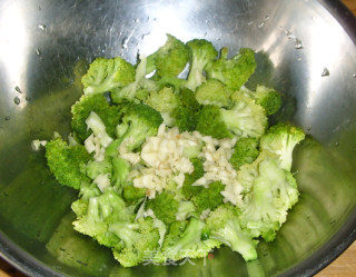 【夏日小凉菜】蒜蓉西兰花的做法步骤：2
