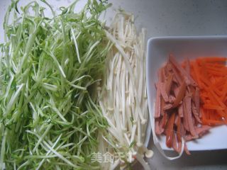 【夏日小凉菜】松柳芽拌金针菇的做法步骤：2