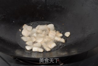 老干妈辣酱炒豆腐的做法步骤：1