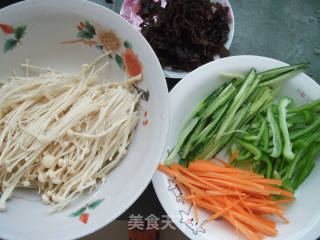 夏日小凉菜------杂蔬拌金针菇的做法步骤：2
