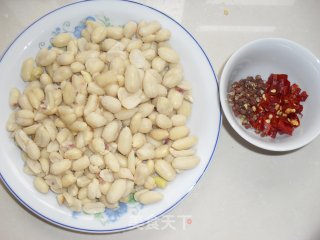椒盐花生的做法步骤：1