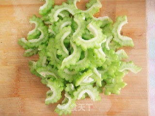 【夏日小凉菜】---苦瓜腰果碎的做法步骤：3