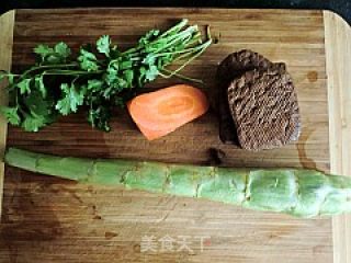 【夏日小凉菜】---椒油莴笋拌香干的做法步骤：1