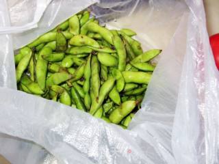 水煮毛豆的做法步骤：1
