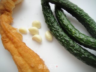 [夏日小凉菜]－－油条拌黄瓜的做法步骤：1