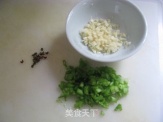 [夏日小凉菜]凉拌猪耳朵的做法步骤：3