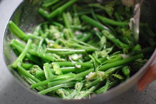 丝丝凉意—涼拌龙须菜的做法步骤：4
