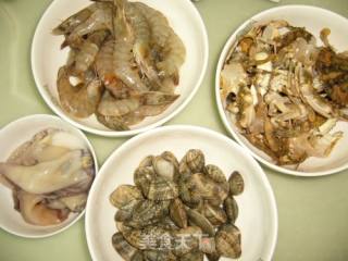 节日里的火热大餐——麻辣海鲜香锅的做法步骤：3