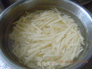 【川菜】青椒土豆丝的做法步骤：1