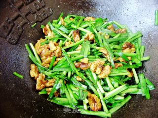 桃仁炒韭菜的做法步骤：5